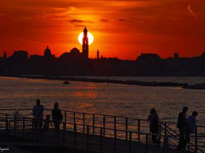 ...perch� da qui si pu� contemplare il sole mentre si adagia tra le cupole e i campanili della citt� vecchia (foto di Gianni Scagliola)